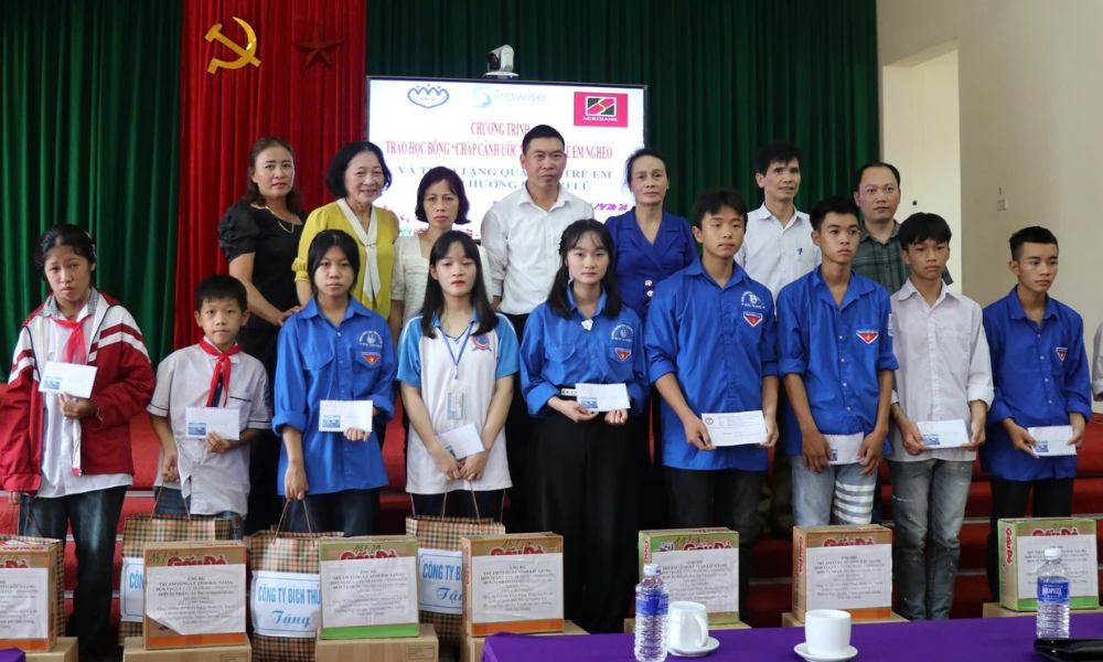 Nhiều phần quà, học bổng dành cho trẻ em vùng cao Bắc Giang